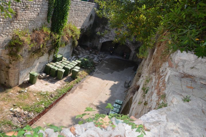 Mladić je preminuo samo pola sata nakon pada na kamenu površinu kod ulaza u skladište Čistoće u bedemu, uz Trg pet bunara / Foto Zadarski list