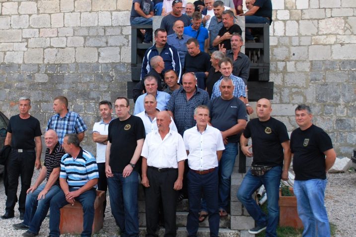 Zajednička fotografija sudionika skupštine ispred tvrđave Nehaj / Foto Dorotea PRPIĆ