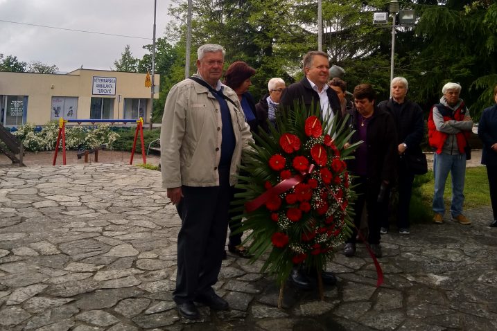 Delegacija UABA i Općine Viškovo polaže vijenac