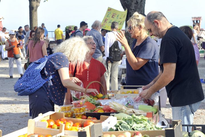 Mnoštvo se ljudi okupilo na »Zelenom Kastvu« / Snimio Vedran KARUZA