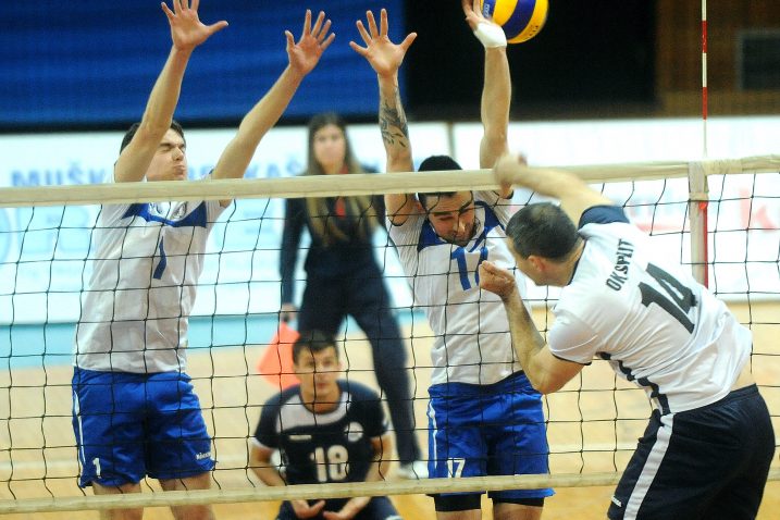 Fran Pavlović i Kristijan Smiljanić (Rijeka) pokušavaju zaustaviti Dejana Skočića (Split)/Foto M. GRACIN