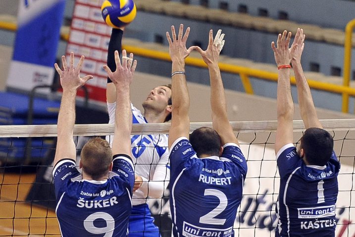 Davor Bogdanović pokušava probiti kaštelanski blok/Foto V. KARUZA