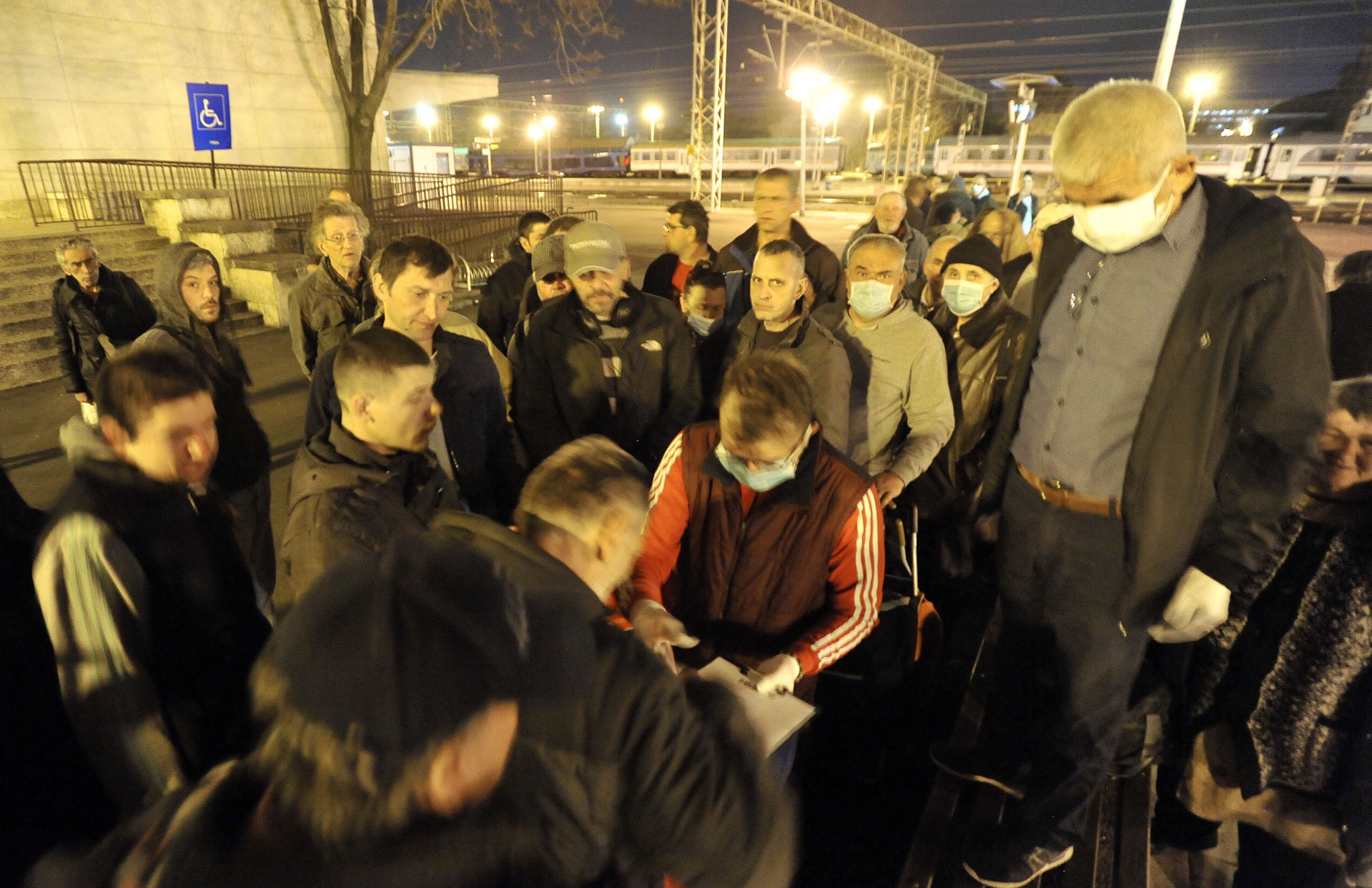 Oni prijetećem koronavirusu prkose na ulici: Nemaju se gdje kupati, a ...