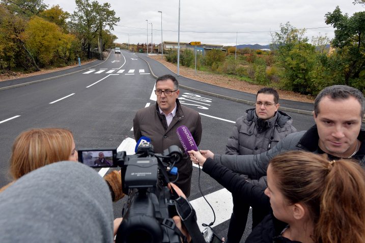 Dražen Vranić i Dario Modrić jučer s novinarima na obnovljenoj cesti u Šoićima / Snimio Damir ŠKOMRLJ