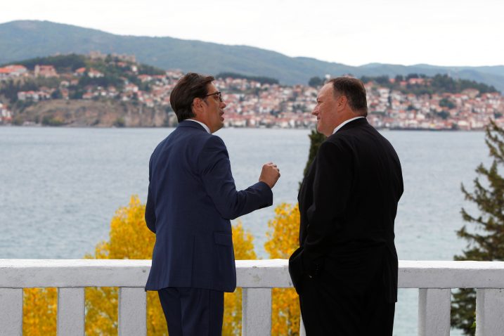 Predsjednik Sjeverne Makedonije Stevo Pendarovski u razgovoru s Mikeom Pompeom u Ohridu / Foto Reutersr
