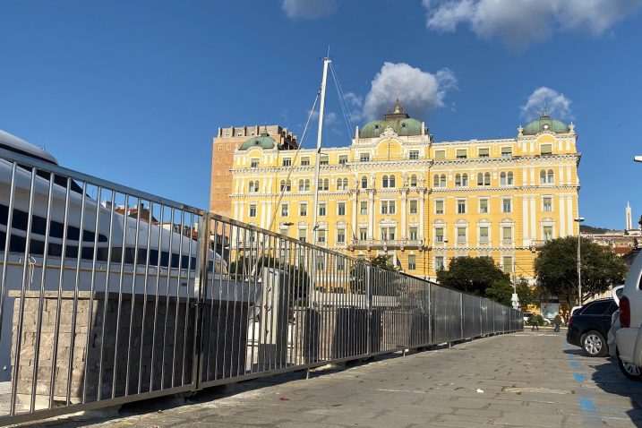 Ogradom odvojili građane od Rive i mora / foto: rijecanin.rtl.hr