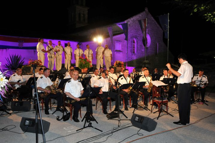 Klapa Sv. Juraj i Orkestar Hrvatske ratne mornarice / Foto Walter Salković