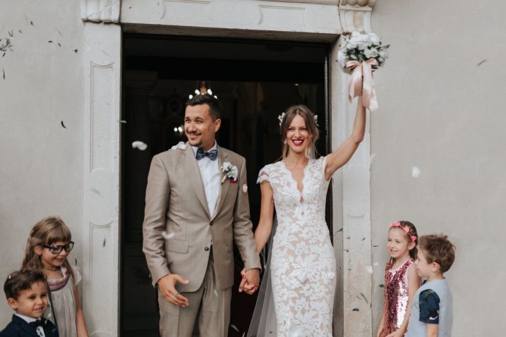 Sretan par ispred crkvice u Kršanu, foto Indigo Blu Weddings