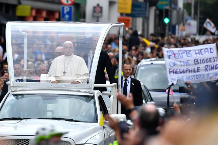 Prosvjednici nose tranperent  protiv pedofila u Katoličkoj crkvi dok prolazi papa Franjo / Reuters