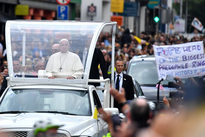 Prosvjednici nose tranperent protiv pedofila u Katoličkoj crkvi dok prolazi papa Franjo / Reuters