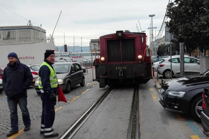 Audijem onemogućio prolazak lokomotive / Snimio Maks KOSJEK