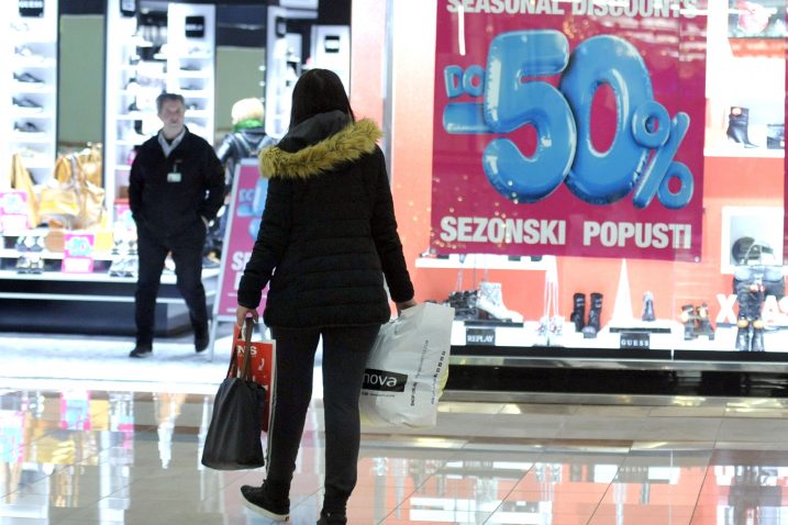 U Toweru »vrište« natpisi o sniženjima / Snimio Vedran KARUZA