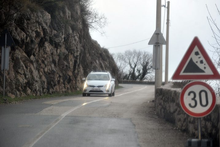 Dio ceste na koji su pale krhotine stijena / Snimio Roni BRMALJ