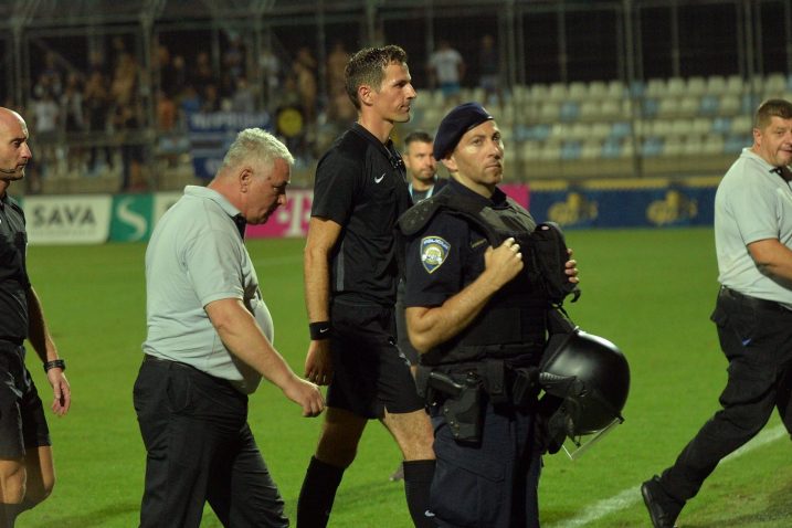 Duju Strukana posljednji put s travnjaka je ispratila policija/Foto Arhiva NL