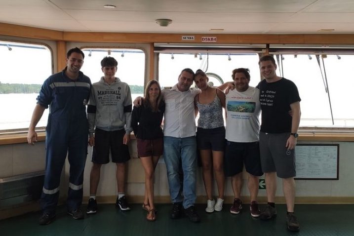Zbližili se tijekom pet dana na brodu - Ivan Veršić (u sredini) sa spašenim jedriličarima i članovima posada broda