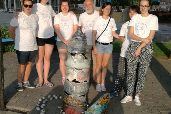 Sudionice 4. Punat Sea Arta i njihov mentor, prof. Boris Roce, sa skulpturom izašlom iz kreativne radionice / Snimio Mladen TRINAJSTIĆ