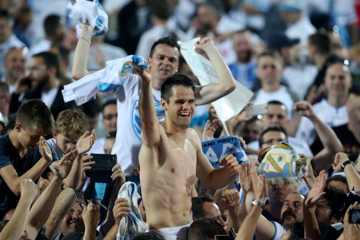 Franko Andrijašević na ramenima navijača Rijeke nakon osvajanja titule/Foto PIXSELL