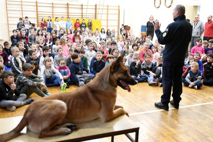 Uz pomoću prezentacije sličicama učenicima su objašnjene moguće ugroze od prirodnih i drugih nesreća i načini na koje trebaju reagirati u slučaju nesreća / Foto: Ivica Tomić