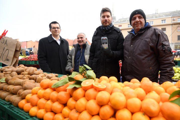 Bunjac i ja došli smo podržati trgovce s tržnice Dolac, ali i sve ostale, jer tražimo da se ukine fiskalizacija na tržnicama - Ivan Pernar / Foto Marko Lukunic/PIXSELL