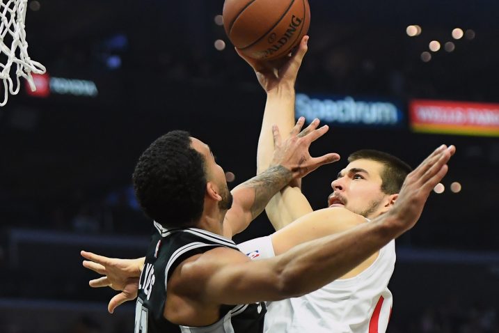 Ivica Zubac (La Clippers) i Trey Lyles (San Antonio)/Foto REUTERS