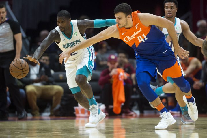 Marvin Williams (Charlotte Hornets) i Ante Zizic (Cleveland Cavaliers)