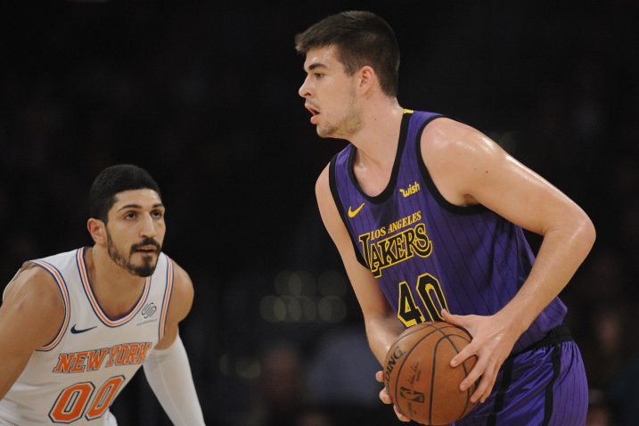 Enes Kanter (New York) i Ivica Zubac (LA Lakers)/Foto REUTERS
