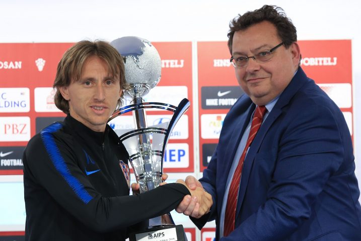 Luka Modrić je dan prije utakmice s Azerbajdžanom primio AIPS-ovu nagradu za najboljeg sportaša/Foto PIXSELL