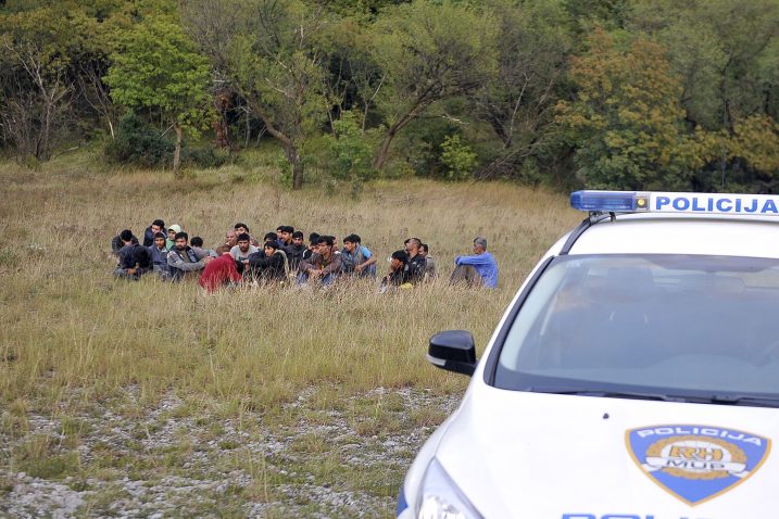 Grupa muškaraca šutke je sjedila na tratini i čekala rasplet svoje sudbine / Snimio Vedran KARUZA