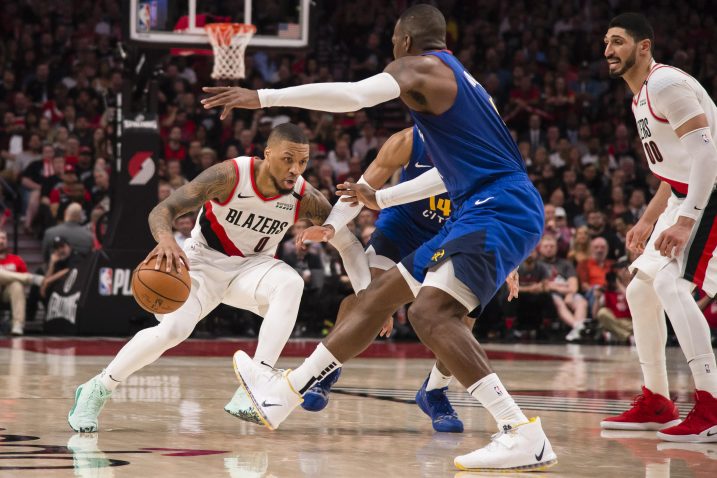 Damian Lillard (Portland Trail Blazers) prolazi između Garyja Harrisa i Paula Milsapa (Denver Nuggets)/Foto REUTERS