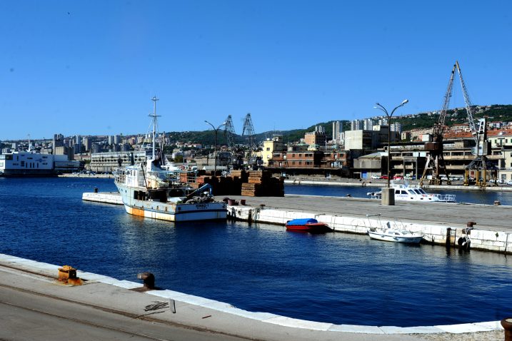 Uprava ACI-ja traži i da se koncesionaru ostavi mogućnost uklanjanja sadašnjih lučkih dizalica iz prostora Porto Baroša / Foto Marko GRACIN