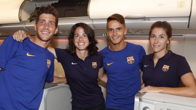 Trenutak jedinstva - prije no što su se žene morale vratiti u ekonomsku klasu / Foto Barcelona FC
