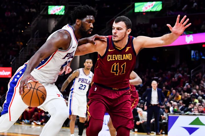 Joe Emblid (Philadelphia 76ers) i Ante Žižić (Cleveland Cavaliers)/Foto REUTERS