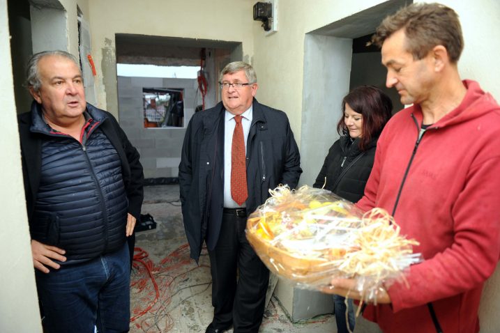 Dogradonačelnik Nikola Ivaniš i gradonačelnik Rijeke Vojko Obersnel obišli su radove na obnovi kuće obitelji Butković i predali prigodni dar / Foto Marko GRACIN