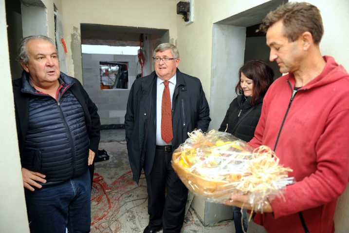 Dogradonačelnik Nikola Ivaniš i gradonačelnik Rijeke Vojko Obersnel obišli su radove na obnovi kuće obitelji Butković i predali prigodni dar / Foto  Marko GRACIN