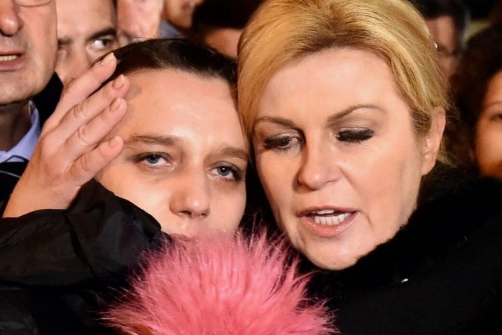 Kolinda Grabar Kitarović i Željka Mitrović Jurić u dvorištu vukovarske bolnice