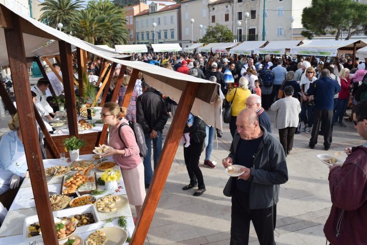 Gužva oko restoranskih štandova / Snimio Bojan PURIĆ
