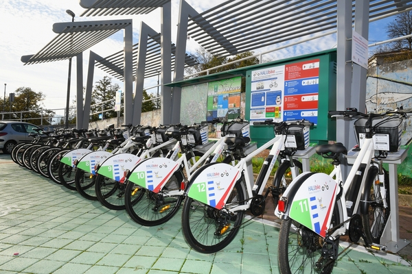 HALUbike terminal na parkiralištu Milihovo u centru Viškova