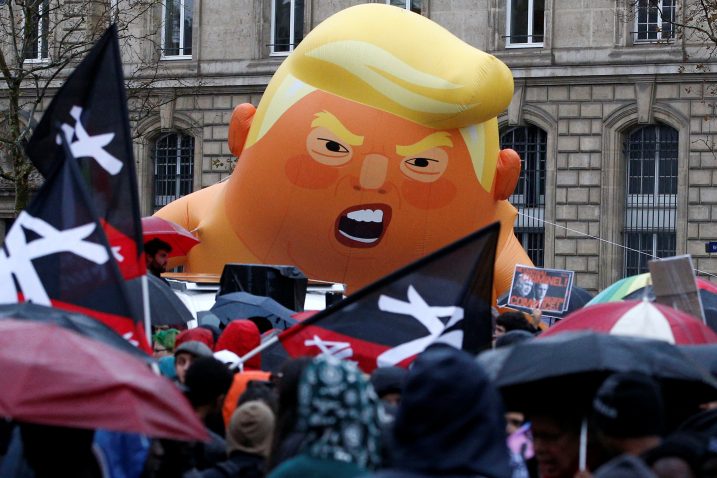 Prosvjednici su se okupili na trgu iznad kojeg je lebio ogroman balon s likom Donald Trumpa kao prgave bebe u peleni / Reuters