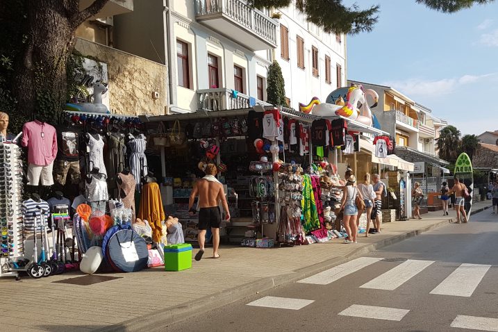 Velik broj trgovaca izloženom robom zauzima javne površine / Foto Nataša CAR
