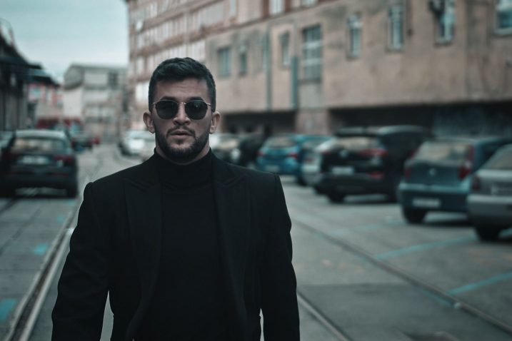 Damir Kedžo na 66. Zagrebački festival dolazi s epskom baladom »Srce mi umire za njom« za koju tekst i glazbu potpisuje Ante Pecotić, a aranžman Bojan Šalamon Shalla