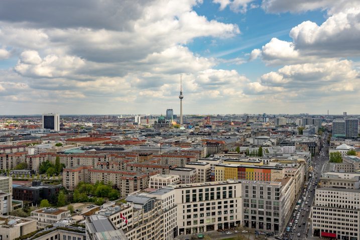 Panorama Berlina / Foto Pixabay.com   Velike zgrade   Ulaz u Muzej DDR-a Foto DDR Museum