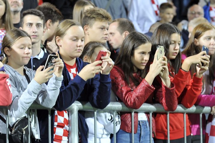 Zapadna rujevička tribina bila je dupke puna/V. KARUZA