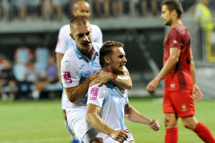 Mario Pavelić u zagrljaju Srđana Grohovca/S. JEŽINA