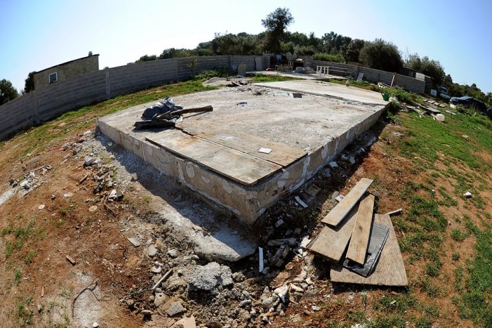 Početkom rujna je na parcelu došao bager kojeg je Dubravka angažirala; ispraznili su kuću, odnijeli Zvonkove stvari, vjerojatno na otpad, i u trenu sve srušili / Snimio Milivoj MIJOŠEK