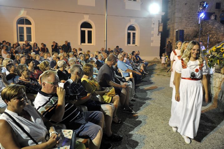 Brojna publika u bribirskom kaštelu pozdravila kandidatkinje za laskavu titulu / Snimio Roni BRMALJ