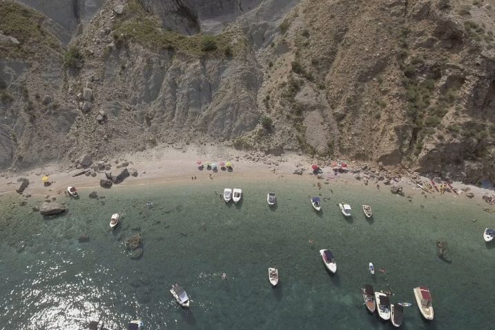 Toplo more i šljunčano dno aduti su ove rapske plaže