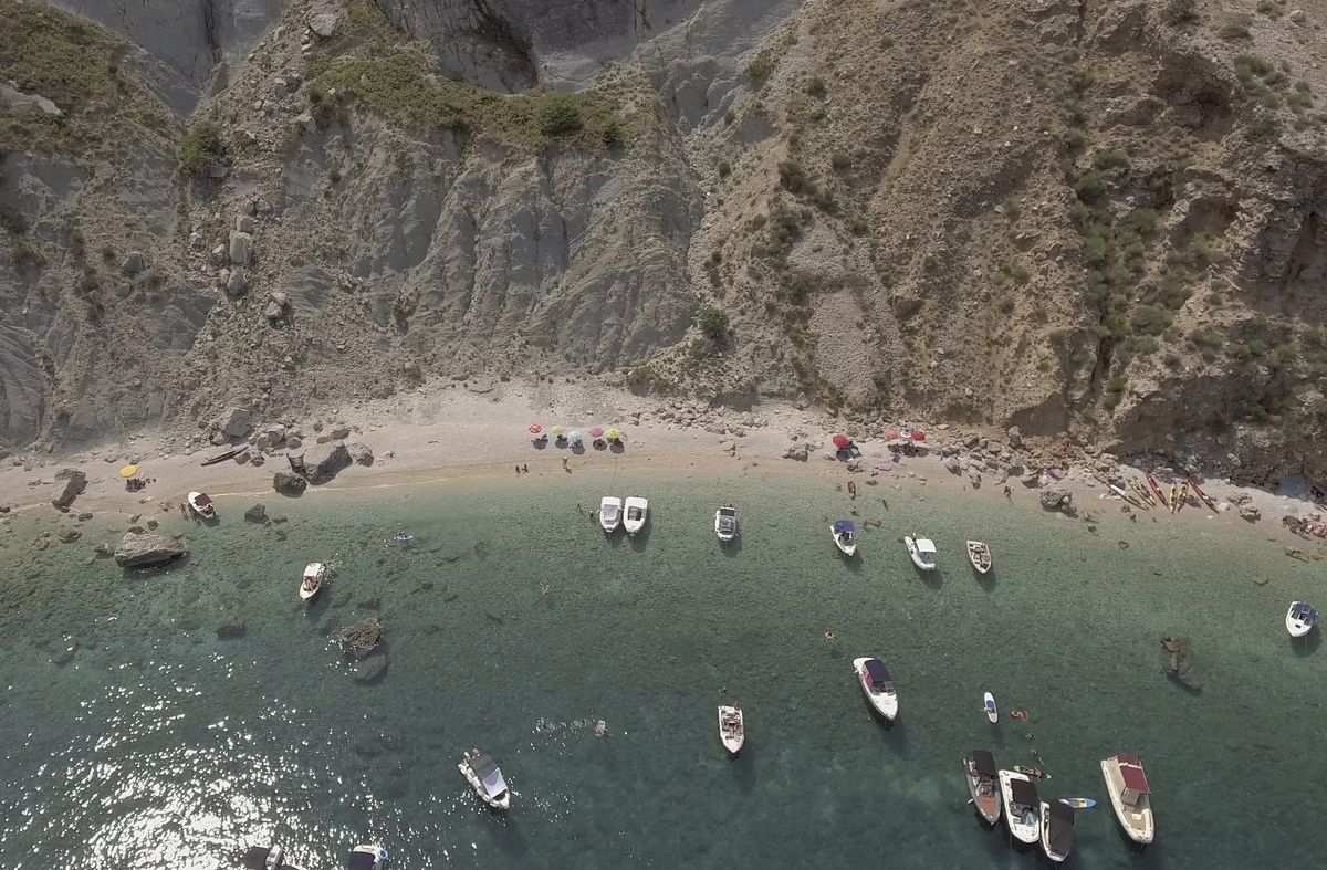 Rab je poznat po pješčanim plažama, no ova šljunčana ljepotica ...