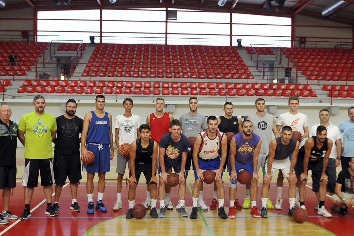 Treneri, vodstvo i košarkaši Škrljeva na prvom okupljanju/R. BRMALJ