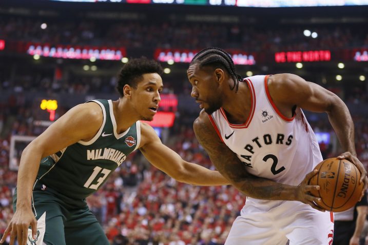 Malcolm Brogdon (Bucks) i Kawhi Leonard (Toronto Raptors)/Foto REUTERS