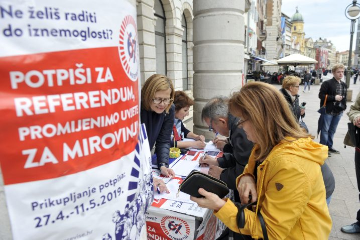 Povelika je gužva bila ispred Radija Rijeke gdje su građani čekali red kako bi dali svoj potpis za referendum »67 je previše« / Snimio Vedran KARUZA